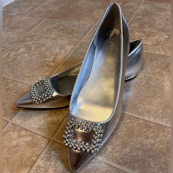 Nine West metallic silver flats w/ crystal embellishments. Sz 8 - Picture 1 of 8